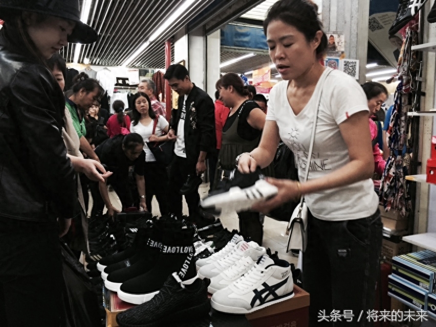 北京最大服装城闭市最后三天，鞋子大甩卖，低至10元，50元不等
